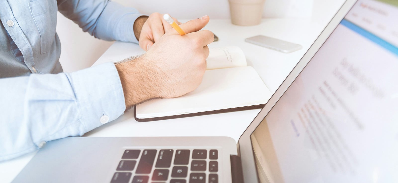 Person, die an Best Practices arbeitet