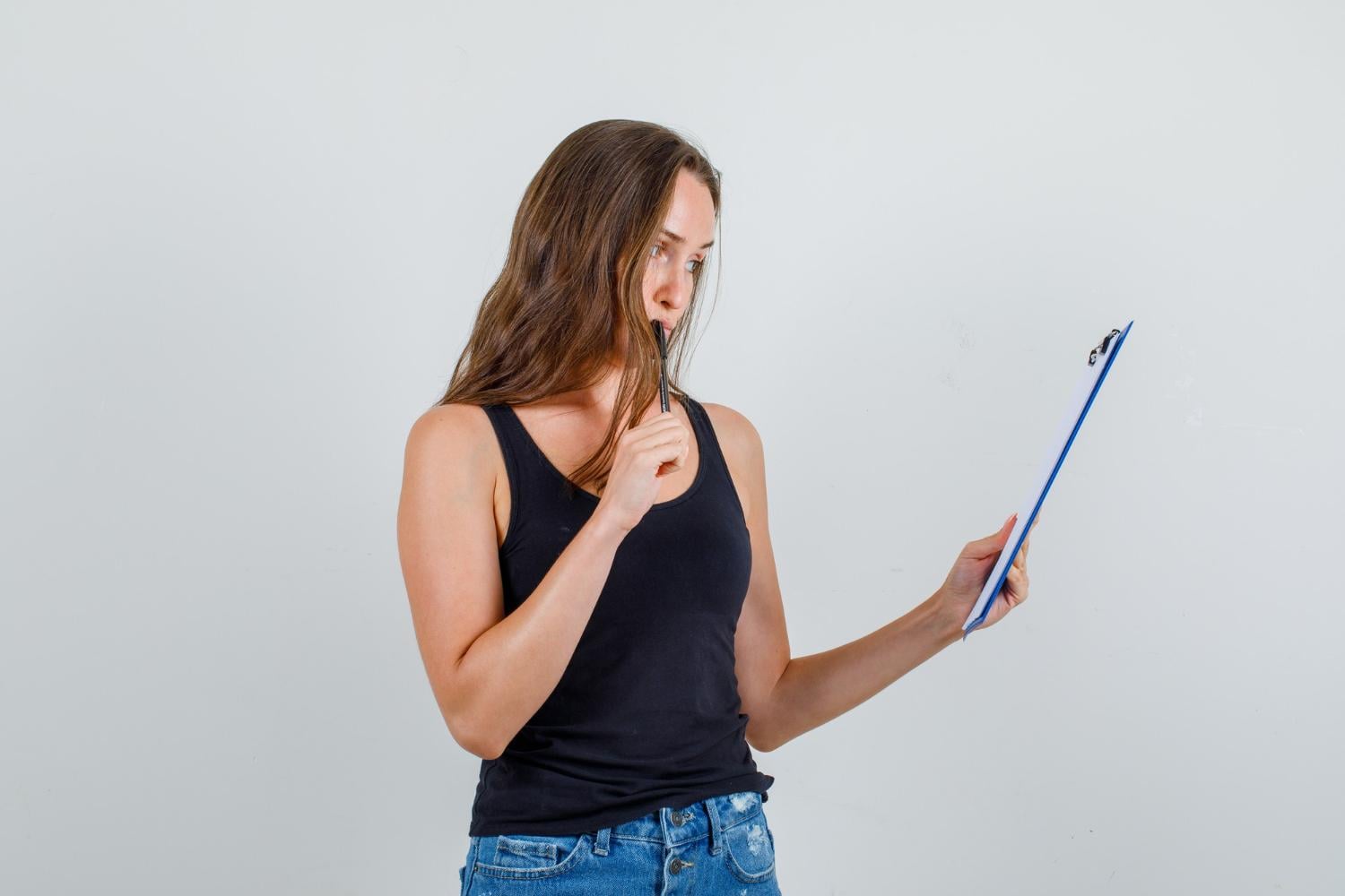 verify products that are in high demand and start selling those with green flags and social proof